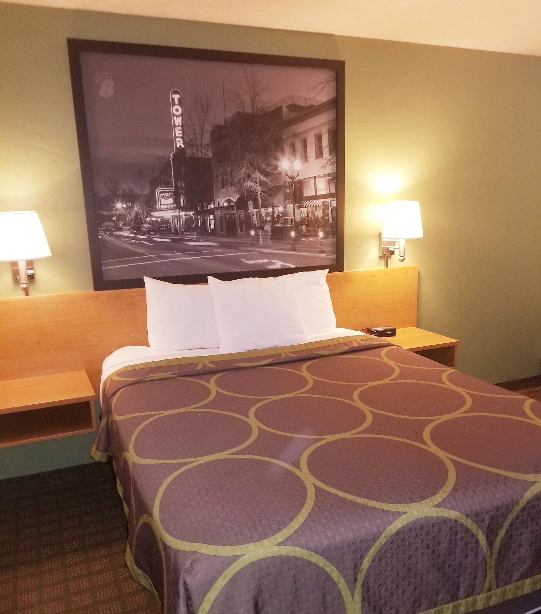 Super 8 By Wyndham Bend Hotel Exterior photo