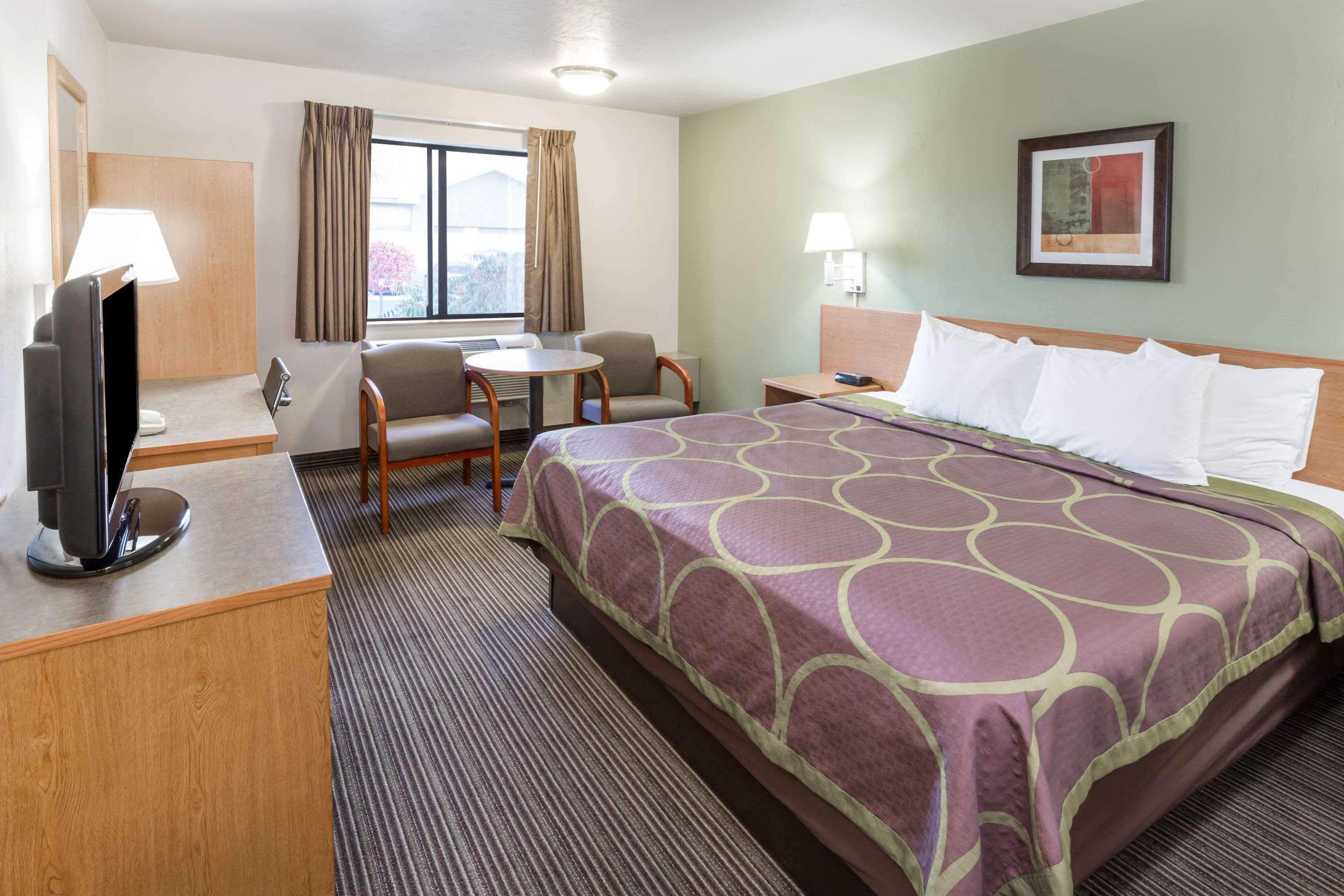 Super 8 By Wyndham Bend Hotel Exterior photo