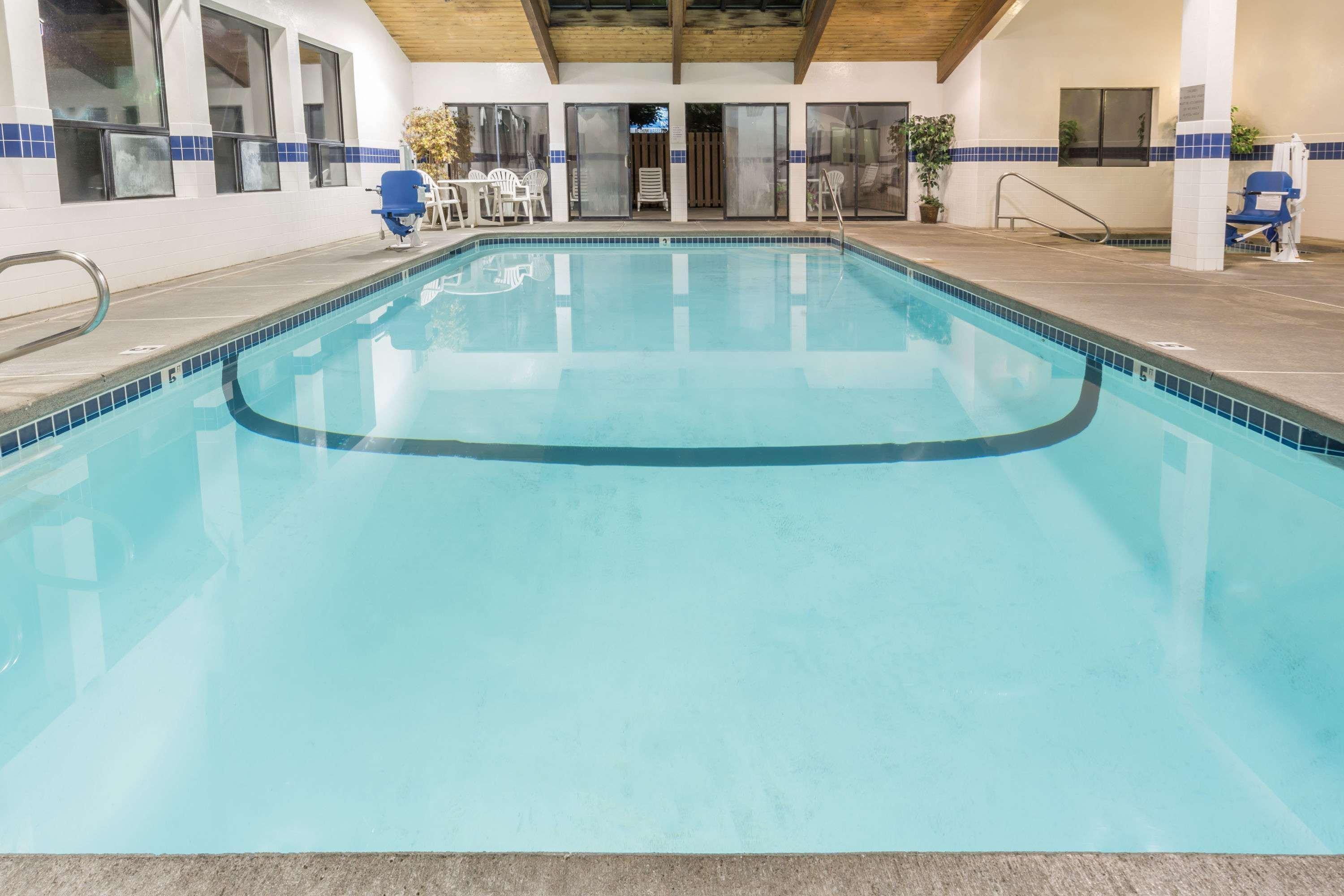 Super 8 By Wyndham Bend Hotel Exterior photo