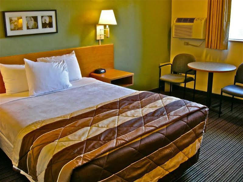 Super 8 By Wyndham Bend Hotel Exterior photo