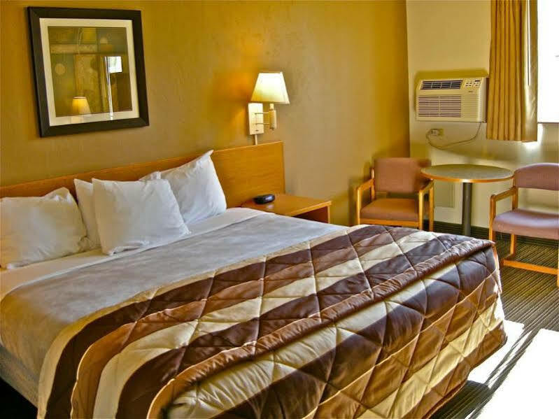 Super 8 By Wyndham Bend Hotel Exterior photo
